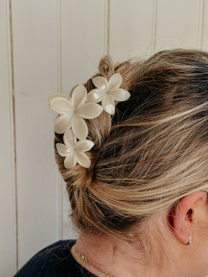 Lilo 3 Bloom Cream Flower Claw Clip